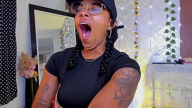 Snapshot of kelly_thomson chatting on February 13, 2026, 12:21 am kelly thomson online show from February 13, 2026, 12:21 am