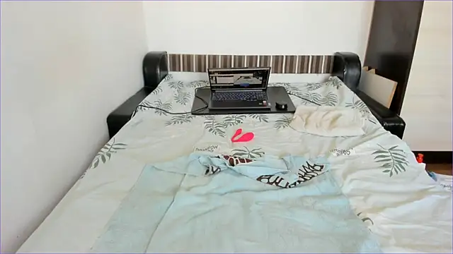 sweet-tinqerbell online show from April 24, 2026, 9:00 am