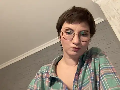 Snapshot of -CatchMe- chatting on December 16, 2025, 10:14 pm -CatchMe- online show from December 16, 2025, 10:14 pm