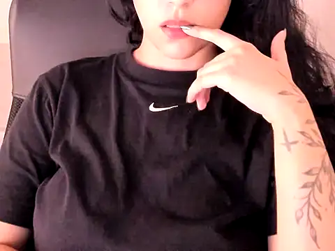 Snapshot of Kristenbr chatting on April 8, 2026, 11:17 pm Kristenbr online show from April 8, 2026, 11:17 pm