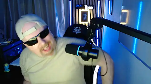 Snapshot of DerPornoPete chatting on October 30, 2025, 12:31 am DerPornoPete online show from October 30, 2025, 12:31 am