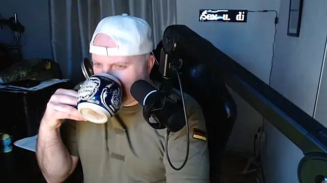 Snapshot of DerPornoPete chatting on December 15, 2024, 12:40 am DerPornoPete online show from December 15, 2024, 12:40 am