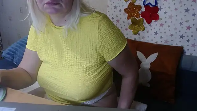 Snapshot of QueenLana chatting on November 15, 2025, 5:11 am QueenLana online show from November 15, 2025, 5:11 am