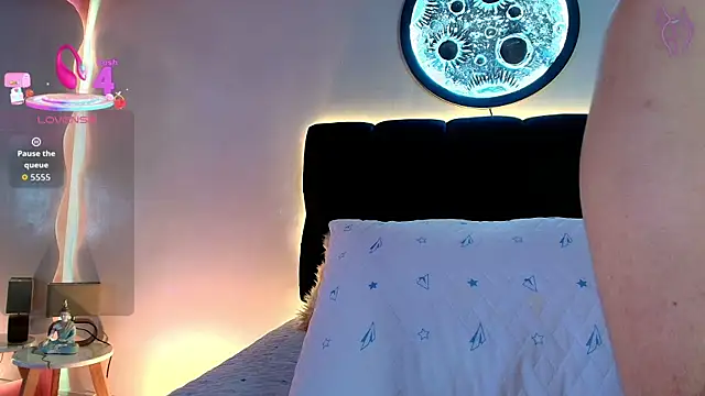 lorrayne  online show from April 24, 2026, 12:29 pm