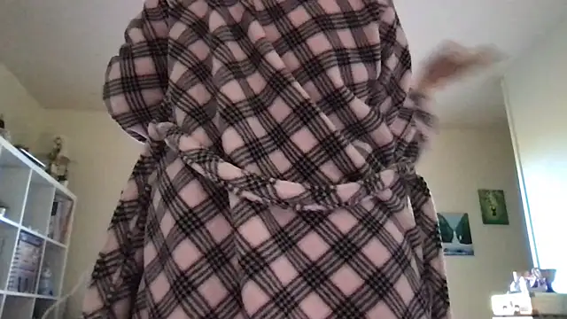 Snapshot of HYPHYtype chatting on November 21, 2025, 6:40 pm HYPHYtype online show from November 21, 2025, 6:40 pm