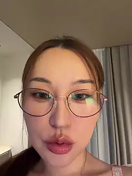 Snapshot of sphynx-_- chatting on November 7, 2025, 2:21 pm sphynx- - online show from November 7, 2025, 2:21 pm