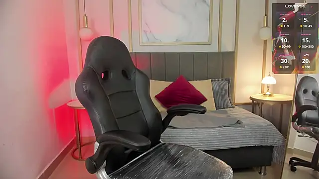 Holly madison  online show from April 14, 2026, 1:49 pm