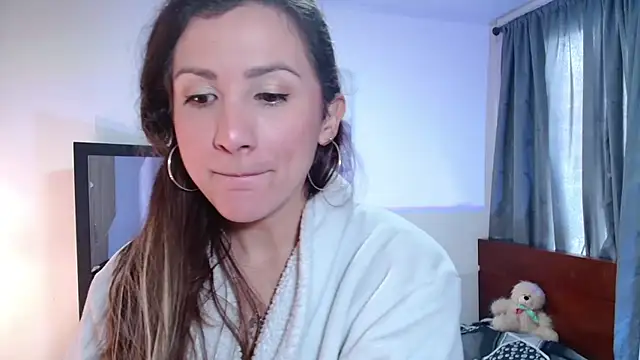 vanessabrown  online show from March 18, 2025, 1:44 pm