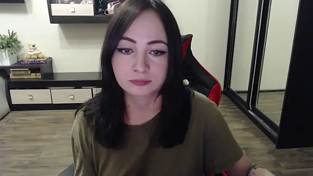 Laralianna online show from October 10, 2025, 5:03 pm