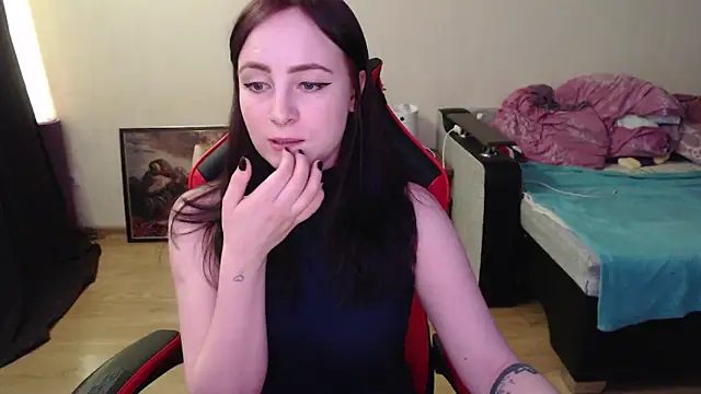 Laralianna online show from April 14, 2026, 1:49 pm