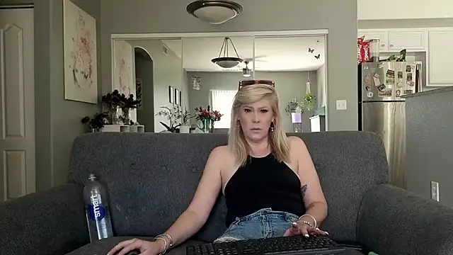 Snapshot of Lexi_Shocker chatting on November 6, 2025, 6:56 pm Lexi Shocker online show from November 6, 2025, 6:56 pm