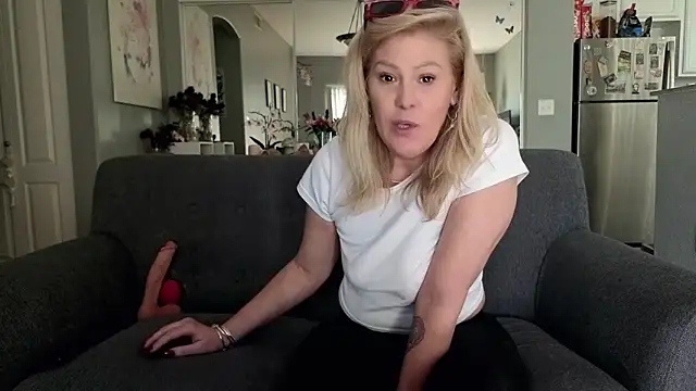 Snapshot of Lexi_Shocker chatting on November 23, 2025, 9:14 pm Lexi Shocker online show from November 23, 2025, 9:14 pm