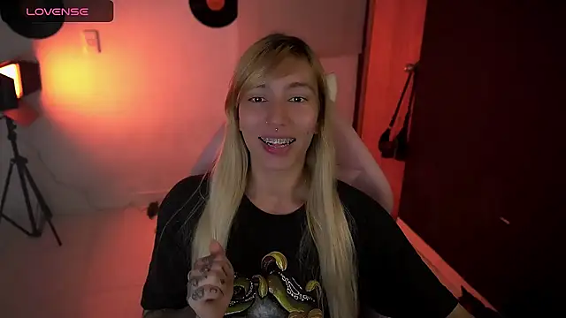 Saucy Jenn online show from April 17, 2026, 3:53 am