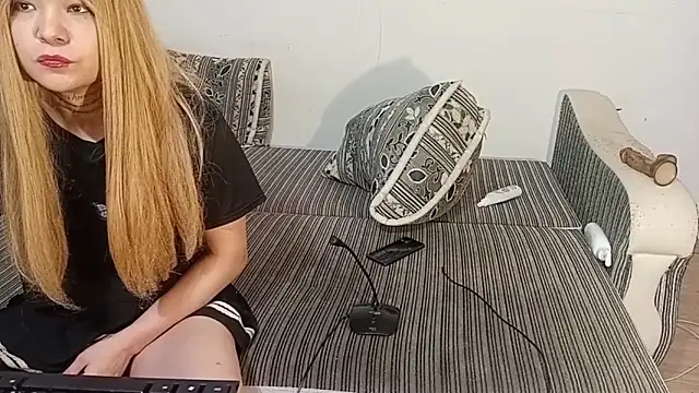 Snapshot of LuxMelys chatting on November 23, 2025, 12:59 pm LuxMelys online show from November 23, 2025, 12:59 pm