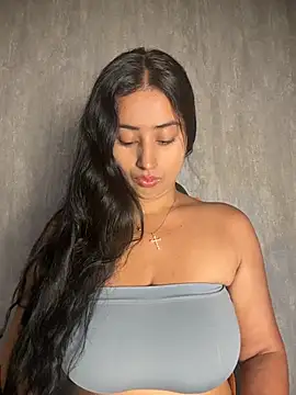 Snapshot of Valentinne_z chatting on March 14, 2026, 11:27 am Valentinne z online show from March 14, 2026, 11:27 am