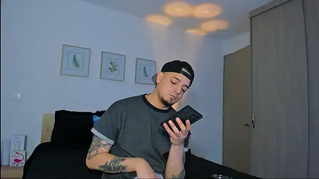 alejandro calderon1 online show from December 18, 2025, 5:01 am