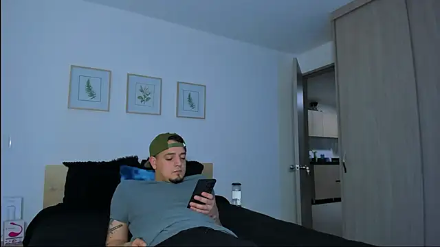 alejandro calderon1 online show from December 14, 2025, 1:23 am