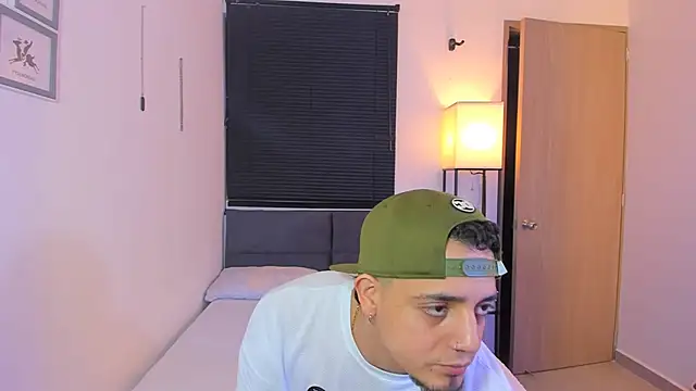 alejandro calderon1 online show from April 8, 2026, 4:47 am