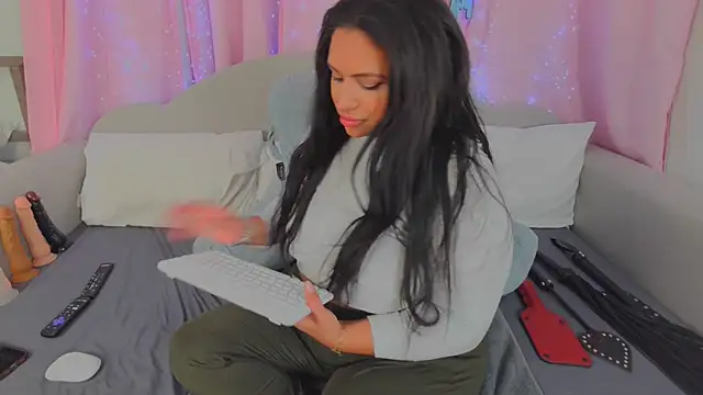 Snapshot of MeghanXO chatting on November 6, 2025, 2:21 pm MeghanXO online show from November 6, 2025, 2:21 pm