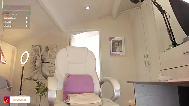 Snapshot of catalinasaiz chatting on October 31, 2025, 2:24 pm catalinasaiz online show from October 31, 2025, 2:24 pm