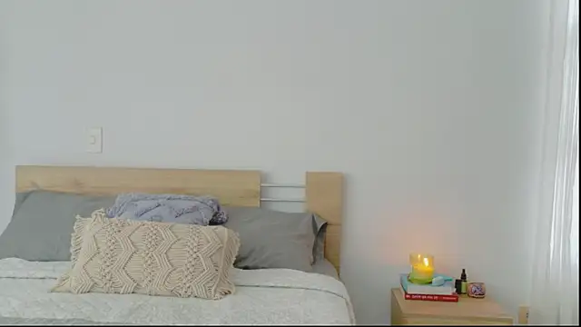 GrettaBenett online show from November 10, 2025, 7:52 pm