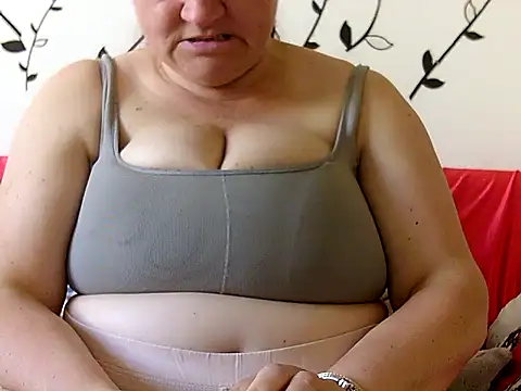 LaraXXX38 online show from May 11, 2026, 5:09 am