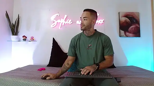 SophieFoxx17 online show from May 25, 2026, 12:04 pm
