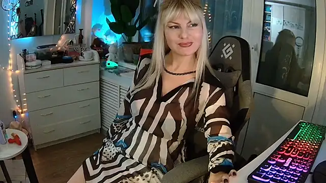 Snapshot of GlamSquirt chatting on November 17, 2025, 5:28 pm GlamSquirt online show from November 17, 2025, 5:28 pm