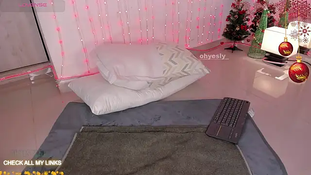 Snapshot of ohyesly_ chatting on December 3, 2025, 10:03 am ohyesly online show from December 3, 2025, 10:03 am