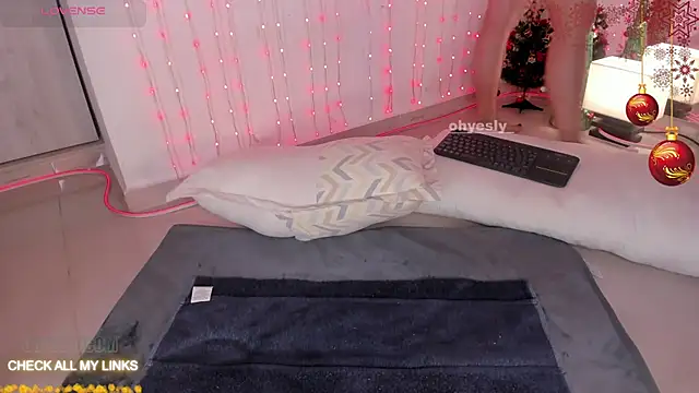 Snapshot of ohyesly_ chatting on December 2, 2025, 10:06 am ohyesly online show from December 2, 2025, 10:06 am