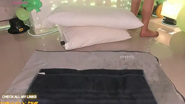 ohyesly  online show from March 13, 2026, 10:09 am