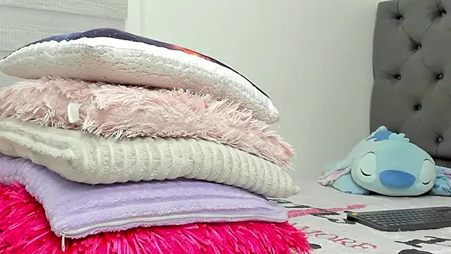 Elizabeth 18  online show from February 10, 2026, 3:38 am