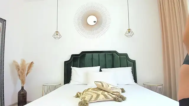 xLorenna online show from October 30, 2025, 8:34 am