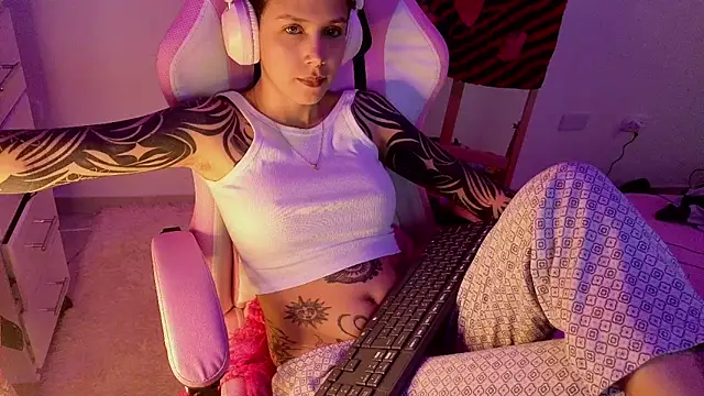 goddess vee  online show from April 17, 2026, 11:18 pm