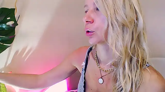 OLIVIA CANDY online show from June 1, 2026, 5:07 am