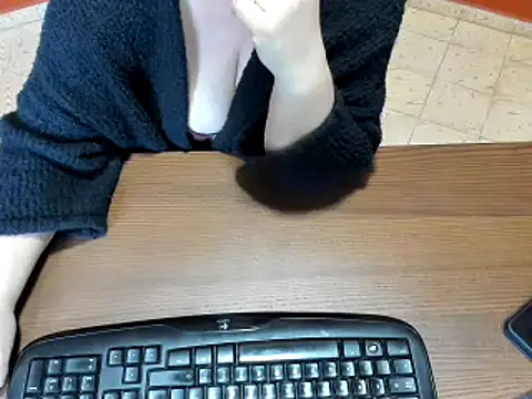 NikkiHolland online show from February 28, 2025, 8:09 am