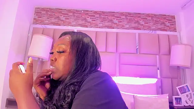 ShaniaBrownn online show from November 20, 2025, 7:36 pm