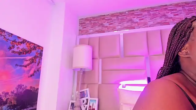 ShaniaBrownn online show from April 20, 2026, 7:37 pm