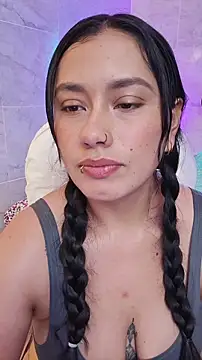 Snapshot of LauraRuiz1 chatting on June 19, 2026, 12:05 am LauraRuiz1 online show from June 19, 2026, 12:05 am