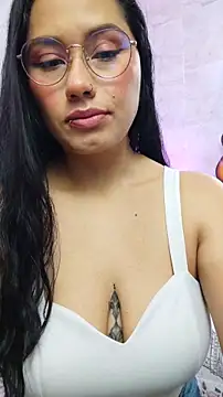 Snapshot of LauraRuiz1 chatting on May 27, 2026, 1:04 am LauraRuiz1 online show from May 27, 2026, 1:04 am