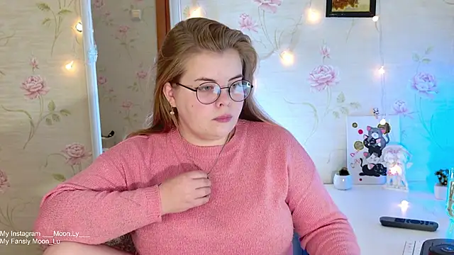 Snapshot of sinnamon_ chatting on November 7, 2025, 4:11 pm sinnamon online show from November 7, 2025, 4:11 pm