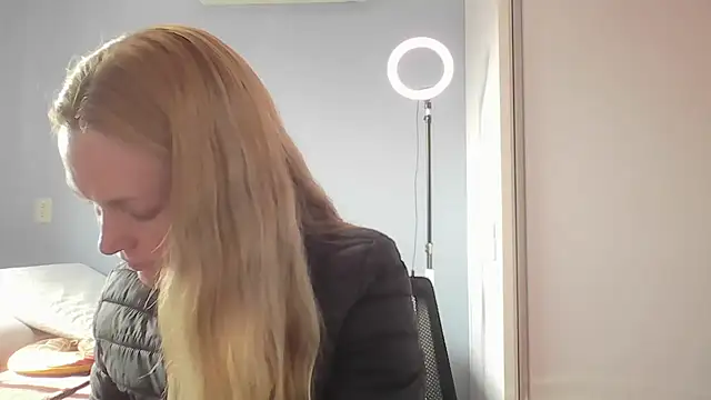 Annylove1 online show from June 3, 2026, 4:55 pm