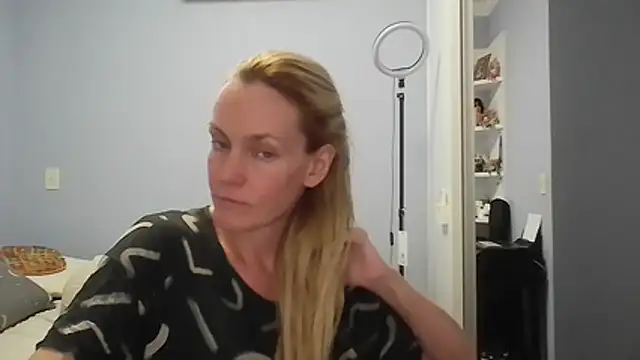 Annylove1 online show from April 6, 2026, 11:50 pm