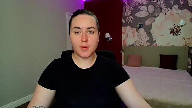 Snapshot of Roxie_Bradley chatting on May 9, 2026, 5:55 am Roxie Bradley online show from May 9, 2026, 5:55 am