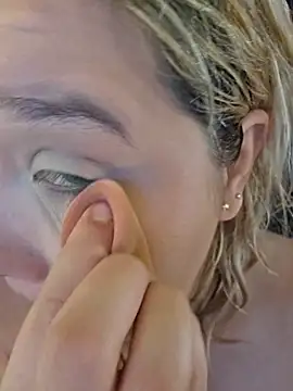 Laura takint online show from December 17, 2025, 7:08 pm