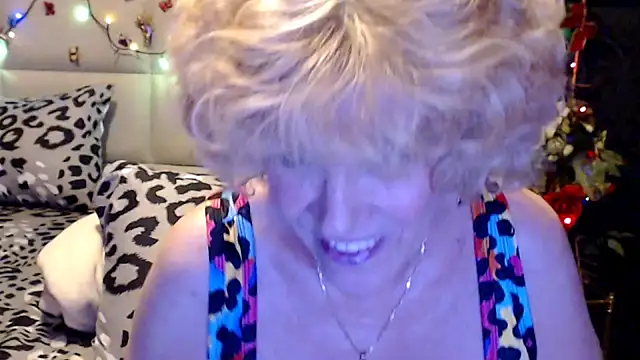 HappyWomanOn online show from April 17, 2026, 9:06 pm