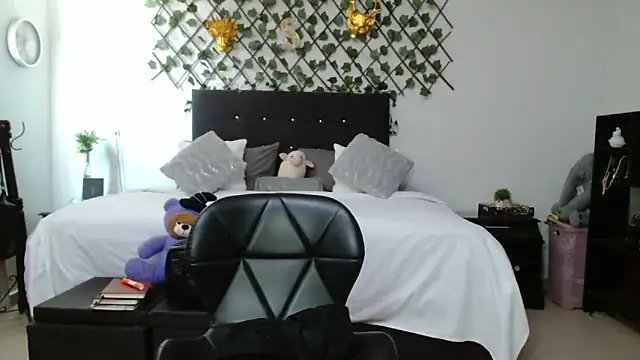 Pinkye skarlet online show from April 14, 2026, 6:24 pm