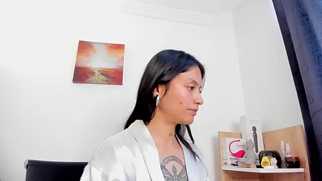 nia  white online show from November 24, 2025, 6:19 pm