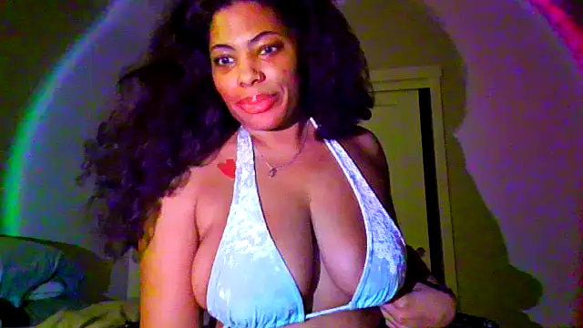 Snapshot of iamkhakia chatting on March 31, 2026, 4:36 am iamkhakia online show from March 31, 2026, 4:36 am