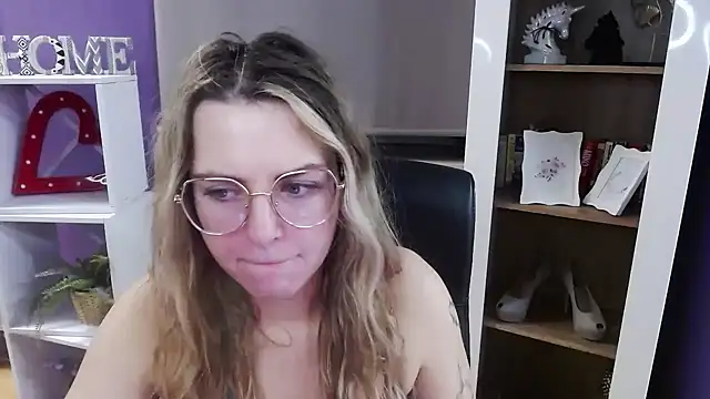 Snapshot of Zoey_Erotic chatting on December 15, 2025, 5:35 am Zoey Erotic online show from December 15, 2025, 5:35 am